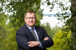 – Kuntien itsehallinnon nakertaminen pala kerrallaan saa nyt päättyä, Kangasalan kaupunginjohtaja Oskari Auvinen teroittaa. (Kuva: Kangasalan kaupunki)
