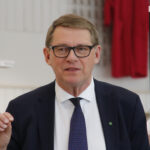 Akaassa vieraillut Matti Vanhanen luottaa viime vaalien esimerkkiin – Keskustan laimea menestys vaaligallupeissa ei lannista politiikan konkaria