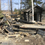 Katso kuvat marraskuussa poltetun hirsimökin palopaikalta Akaa Pointissa – Mökin raunioilla on poltettu hirsiä ja huonekaluja, paikan siivous aloitetaan vasta nyt