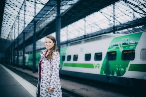 Tampereen pormestari, kaupunginvaltuutettu ja -hallituksen puheenjohtaja, aluevaltuutettu ja sen varapuheenjohtaja Anna-Kaisa Ikonen on valintojen edessä, jatkaako hän luottamustehtävissä vai jättääkö niitä muille. Vaalien jälkeen voimistuneissa hallituspohdinnoissa nimenomaan Ikoselle on soviteltu kulttuuriministerin viittaa kokoomusvetoisessa hallituksessa. (Kuva: Kristian Tervo)