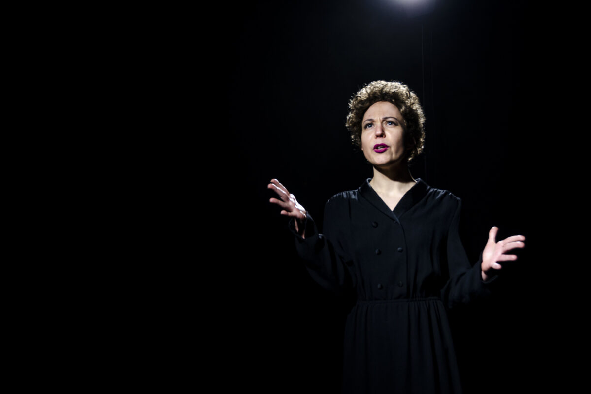 Pariisin laululintu Edith Piaf laskeutuu näyttämölle Viialan teatterissa – Edithin rooli on kuin luotu Anniina Tapioharjulle