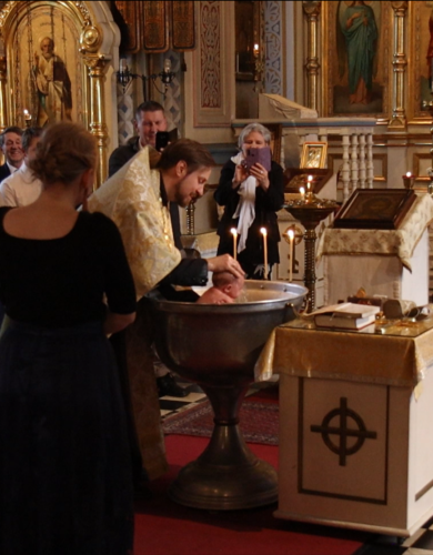 Isä Tuomas Kallonen sanoo, ettei kaste ole nimenantotoimitus, vaan siinä on kyse ihmisen liittämisestä seurakuntaan ja kirkkoon. (Kuva: Markus Hänninen)