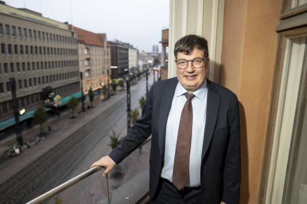 Työministeri Arto Satonen pitää pääradan ja Tampereen ratapihan investointeja merkittävinä niin Tampereelle kuin koko Suomelle. (Kuva: Rami Marjamäki)