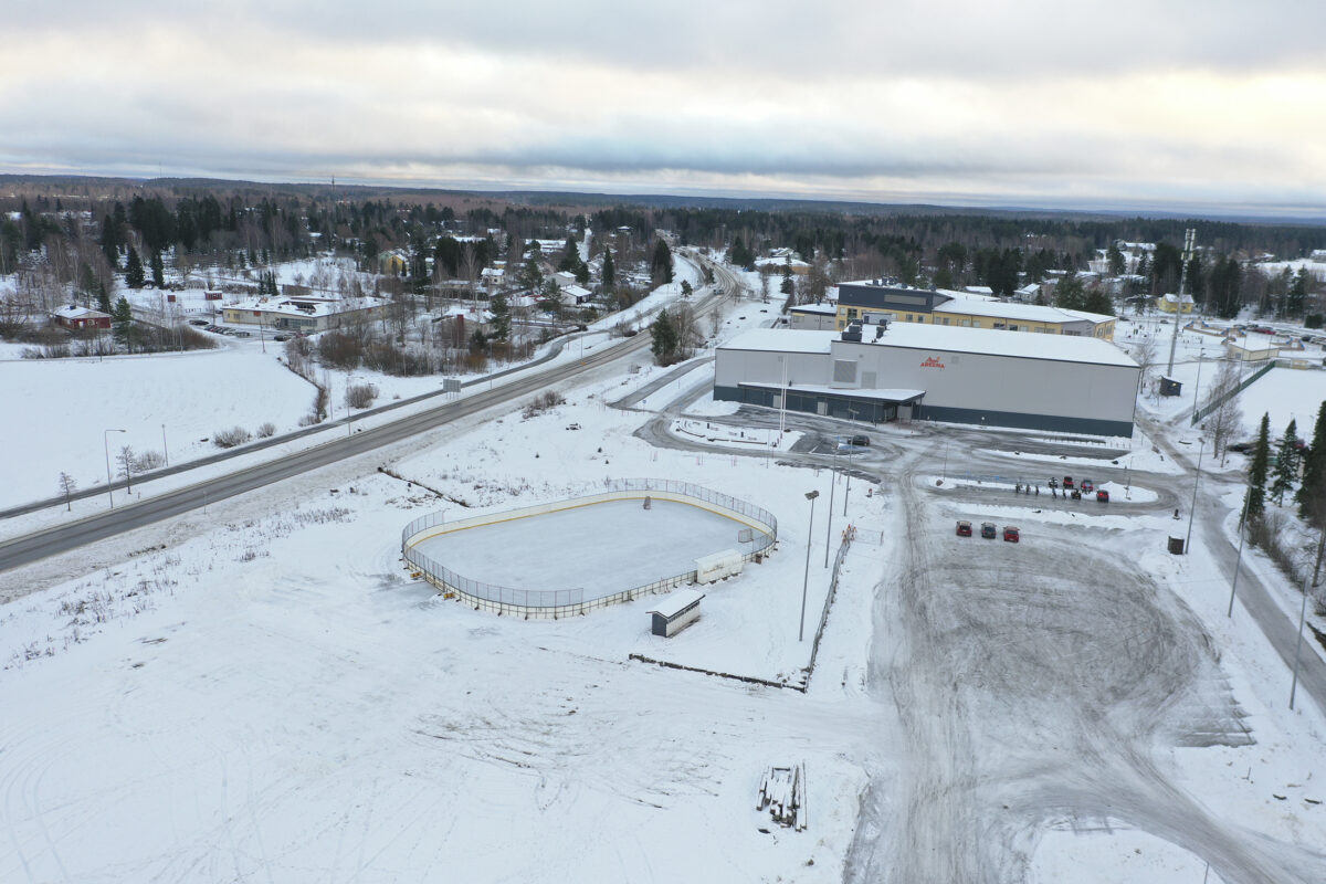 Jääkiekkokaukalo on siirrettävä vanhalle paikalleen Viialassa