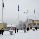 Katso kuvat: 106-vuotiasta Suomea juhlittiin Toijalassa tavanomaista suuremman yleisön voimin – Torilla lipunnostoa seurasi noin 50 yleisön jäsentä, Toijalan sankarihaudoilla yleisöä oli noin 40