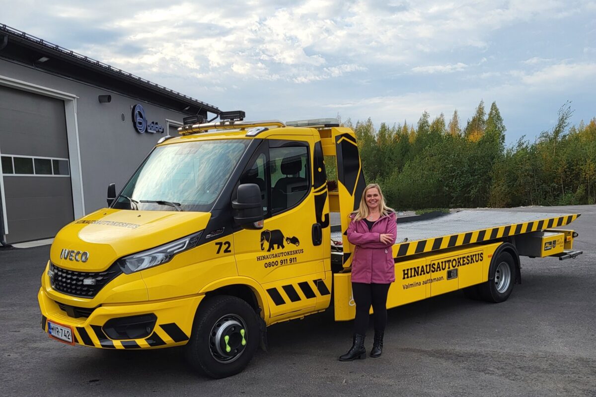 Aluejohtaja Mari Rentola sanoo maakuntien olevan toisistaan hyvin erilaisia hinausalan näkökulmasta. Rentolan työmaana on peräti kuusi maakuntaa, joista Pirkanmaa on yksi. Tiestöt, autokannat, liikennemäärät sekä sääolosuhteet vaikuttavat hinausyrityksen arkeen. (Kuva: H 24 Palvelut Oy)