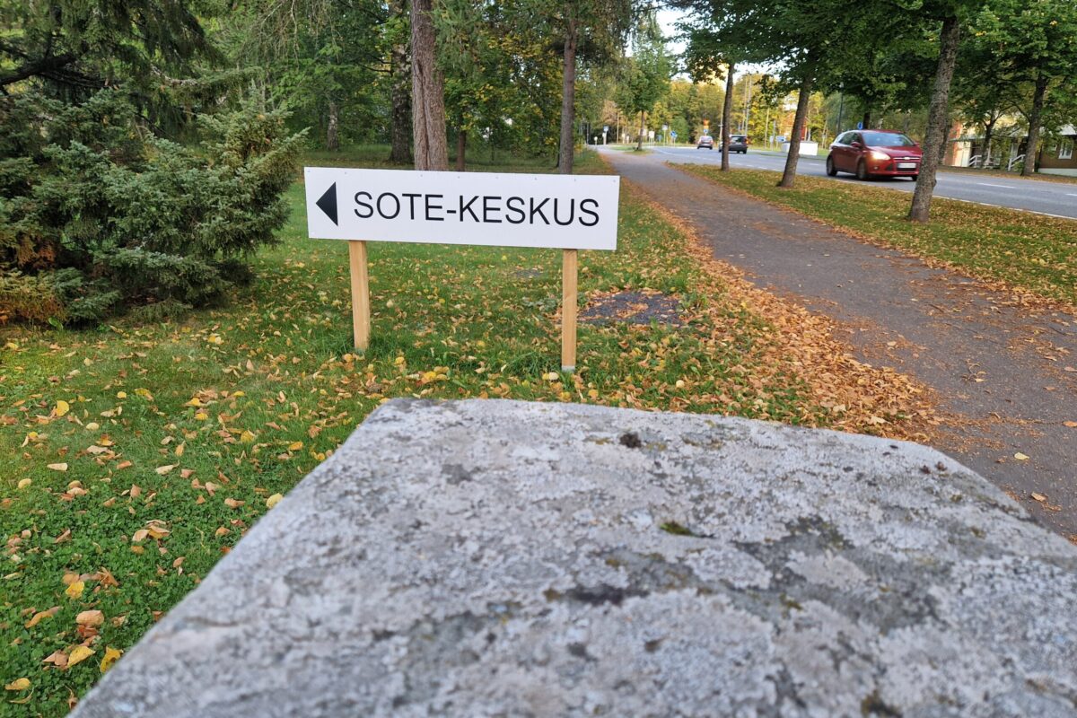 Myös pirkanmaalaiset kansanedustajat saavat maakuntalaisilta paljon viestejä Pirkanmaan hyvinvointialueen toiminnasta, suunnitelmista ja ratkaisuista. Kansanedustajat tekevät asioita, joihin heillä on mahdollisuus kansanedustajana. Hyvinvointialueiden asioista päättävät aluevaltuustot. Lait ovat eduskunnan kauraa. (Kuva: MattiPulkkinen)