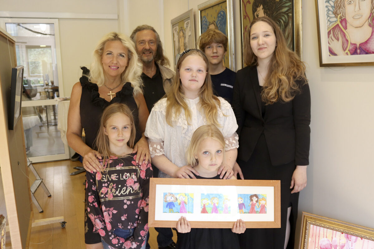 Vankilapalaverissa esitetty pyyntö sai idean alulle – Mia Joen ja hänen kuuden lapsensa ensimmäinen yhteisnäyttely koristaa Viialan kirjastoa kaksi kuukautta