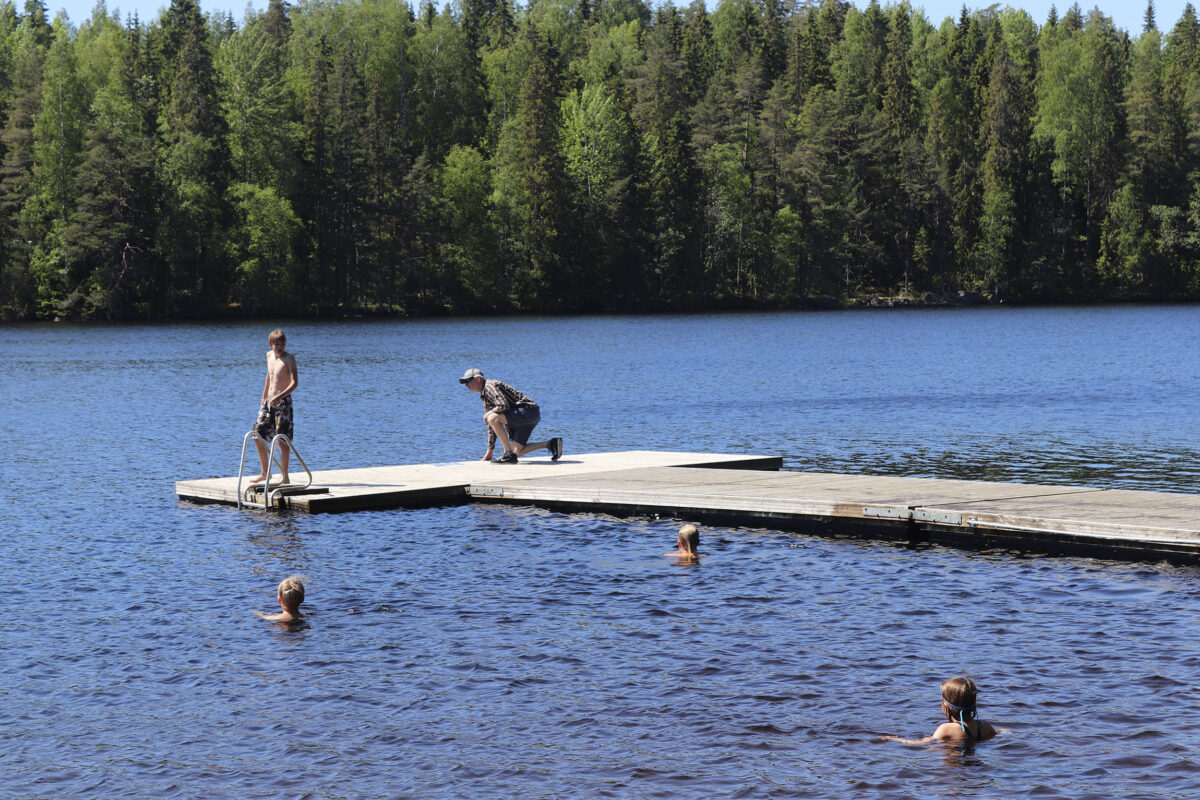 Kesällä juostiin, kasteltiin varpaita ja käytiin ongella