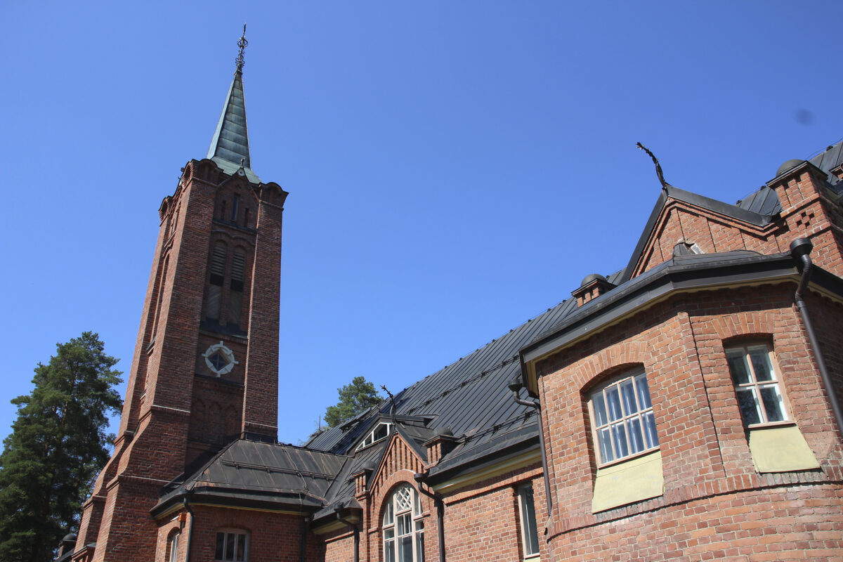 Kylmäkosken kirkko tarjoaa tänäkin kesänä viilennystä ja pysähdystä matkailijoille