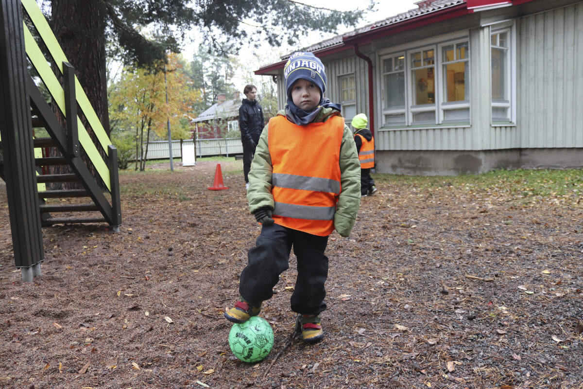 Paras paikka päikyssä: Nella Litmanen tykkää pelata jalkapalloa – Veeti Virtasen mielestä parasta on kiipeily kivillä Ylpönpihan metsässä