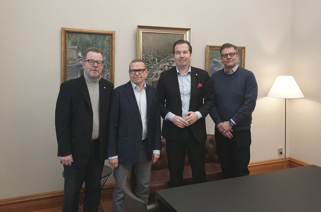 Heikki Knuutila (vas.), Jukka Ylppö, Antti Peltola ja Lasse Silván kuvattiin pankin konttorissa lähes 600 000 euron arvoisen lahjoituksen jälkeen. Kuva Akaan kaupunki.