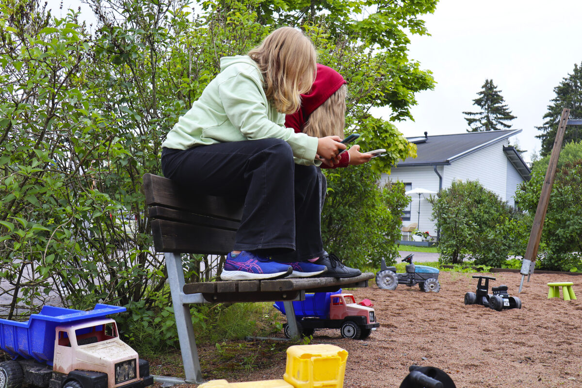 ”Someen ei ole hyvä mennä, ennen kuin ymmärtää sen riskit” – Kokemusasiantuntija kertoo, miten pärjäät lasten ja nuorten kanssa somen syövereissä