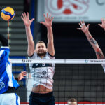 Katso kuvat: Akaa-Volley vei erän Projekt Warszawalta Puolassa – Olli Kunnari yritti sekoittaa vastustajan peliä