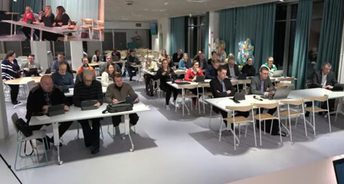 Valtuuston kokous Viialan yhtenäiskoulun ruokalassa