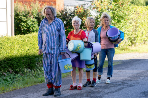 Kyllä isä osaa. Väittämä tuli jälleen kerran todistettua, kun yön selkään joutuneet isä (Tom Lindholm), äiti (Tuija Ernamo), Junnu (Vilppu Eleinen) ja Jonna (Maiju Jokinen) marssivat kotiovea päin.