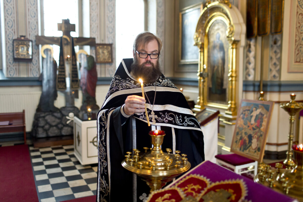 Kirkkoherra, isä Aleksej Sjöberg panee toivonsa ilosanomaan kuoleman voittamisesta ja ylösnousemuksen ihmeestä. Ne molemmat ovat mysteerejä, joita emme voi selittää järjellä. Pääsiäinen on uuden elämän alku, jolloin koko luomakunta iloitsee. Suurella viikolla jumalanpalveluksissa seurataan Jeesuksen ristintietä. (Kuva: Rami Marjamäki)