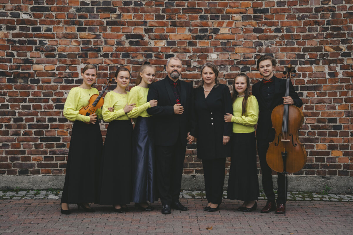 Ukrainalaistaustaiset Lavrenchukit musisoivat Akaan kirkossa