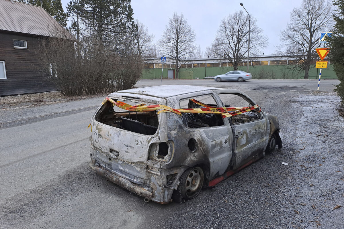 Auto roihusi täydellä liekillä palokunnan saapuessa paikalle