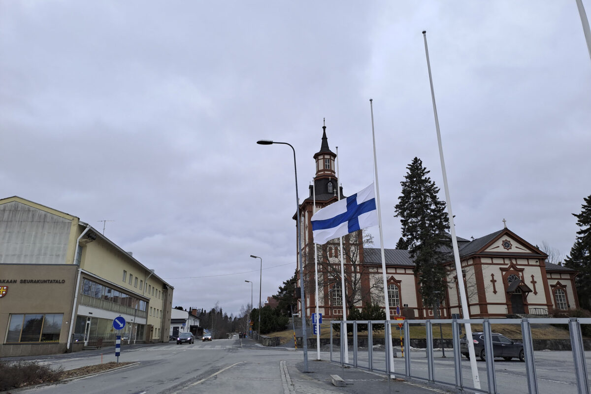 Liput laskettiin puolitankoon myös Akaassa