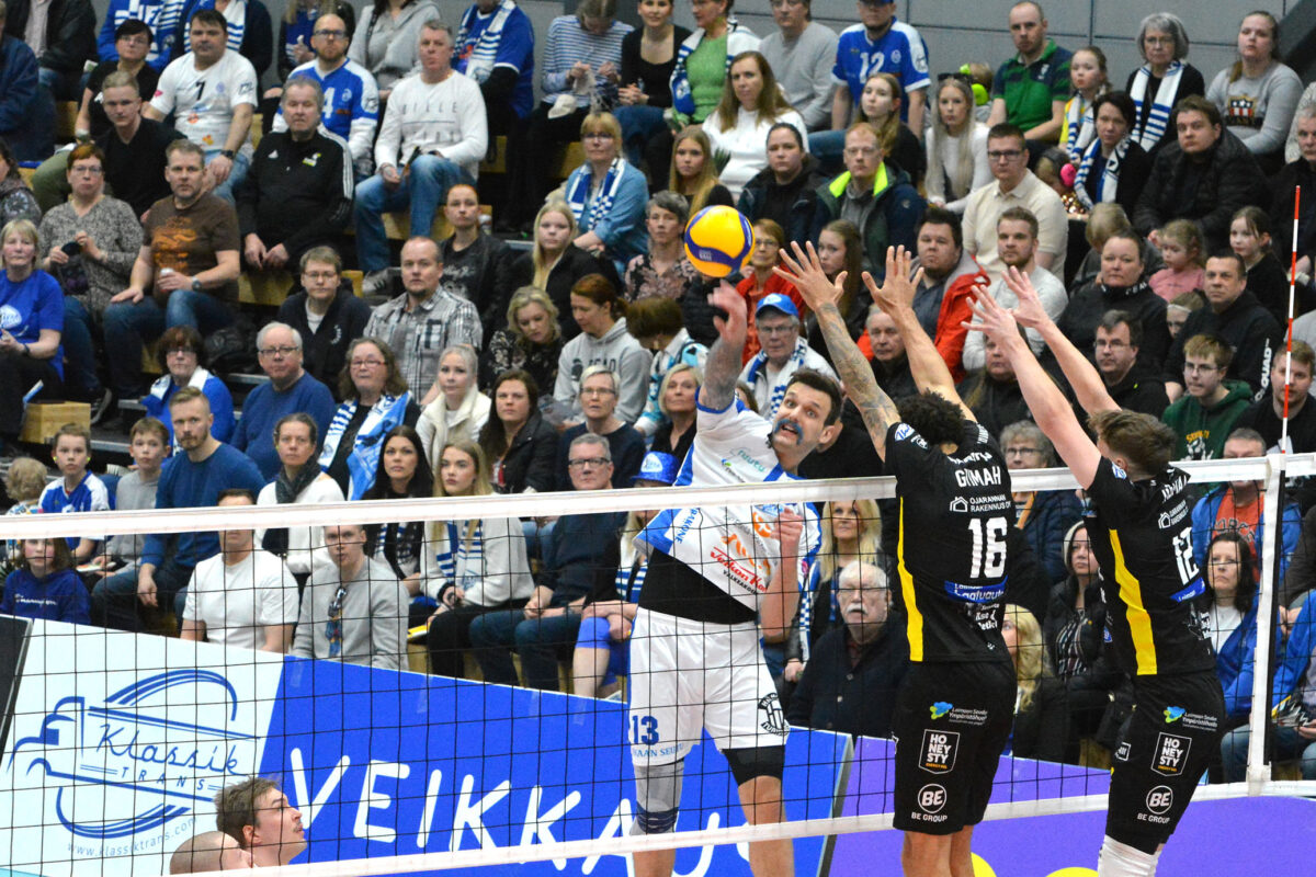 Akaa-Volley on nyt selkä seinää vasten