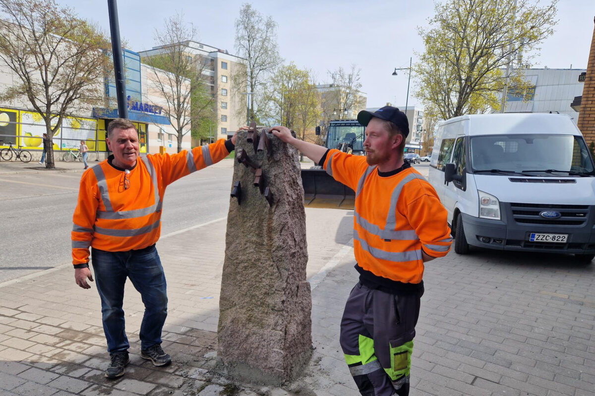 Viikonloppuna kaadettu taideteos nostettiin pystyyn