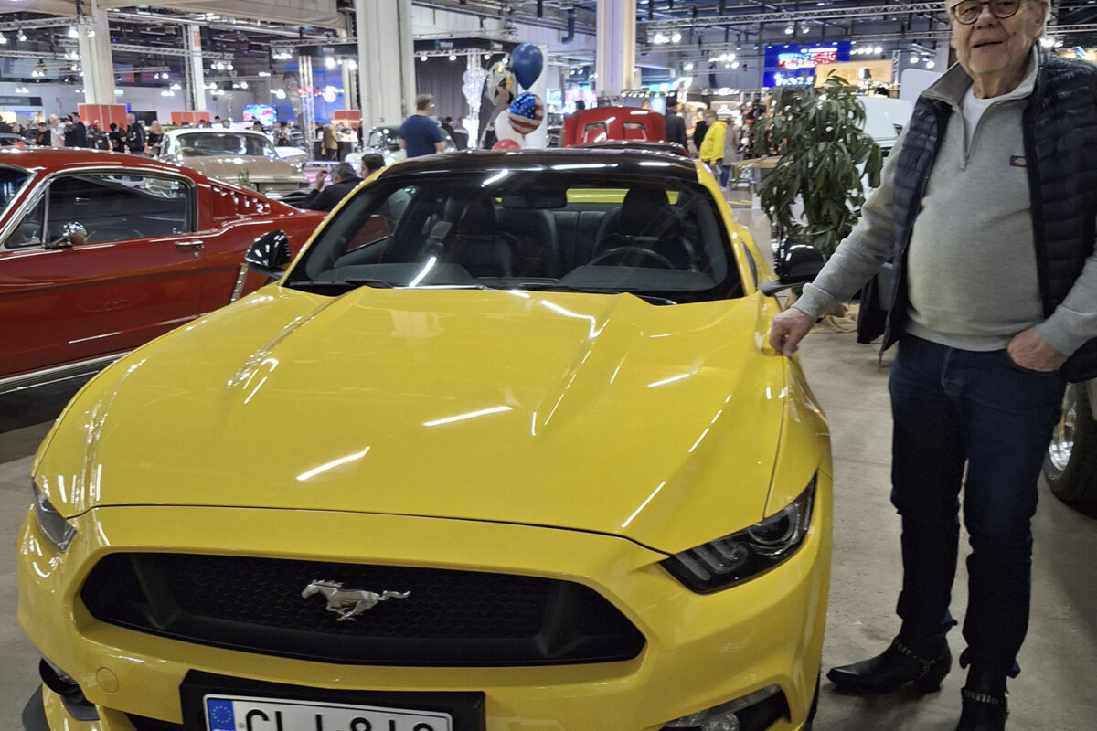 Veikko Nordström ja keltainen Mustang juhlistivat automallin 60-vuotispäivää