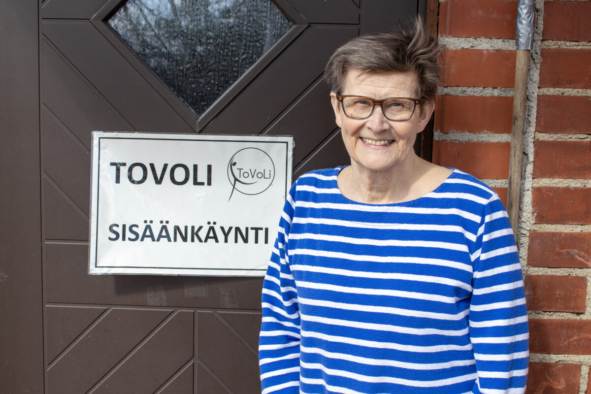 Historiikki sisältää yli tuhannen henkilön nimihakemiston – Kirja on kolmannen polven tovolilaisen Liisa Sjöblomin lahja 100-vuotiaalle seuralle