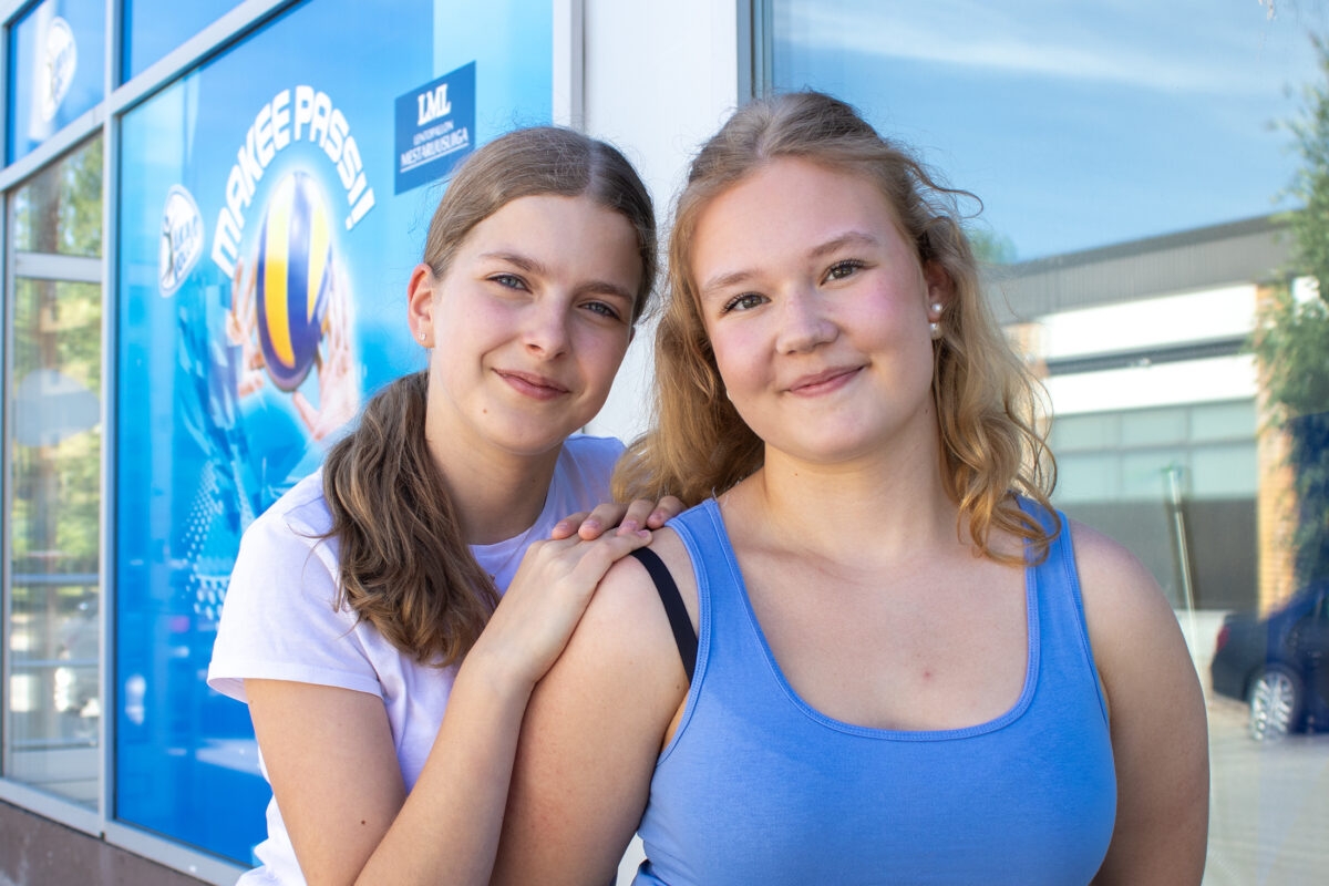 Saraa ja Vilja-Lottaa kiinnostaa urheilu ja markkinointi – Kaksikko pääsi mukaan hankkimaan Akaa-Volleylle yhteistyökumppaneita jo toisena kesätyöpäivänä