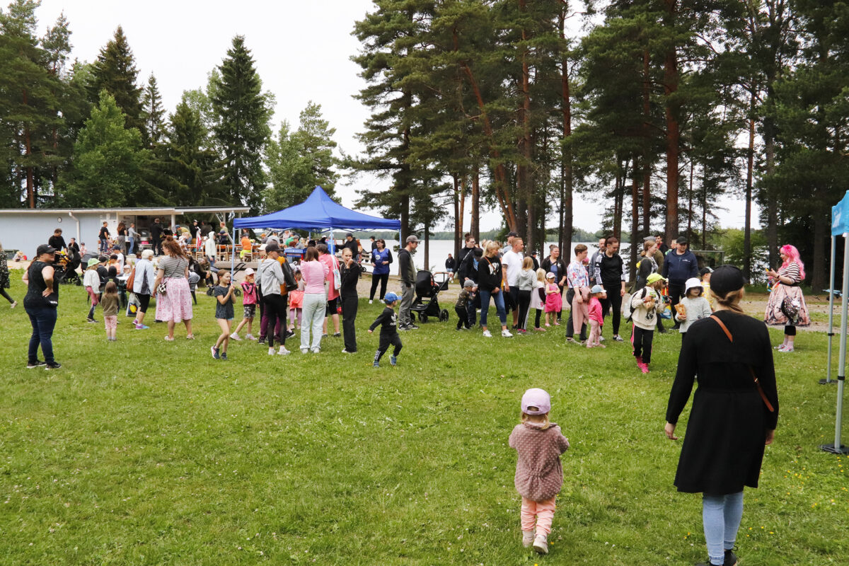 DJ Ollist sai sukat pyörimään lastenfestivaaleilla – Uudenlainen tapahtuma veti satoja kävijöitä Luttusen rannalle