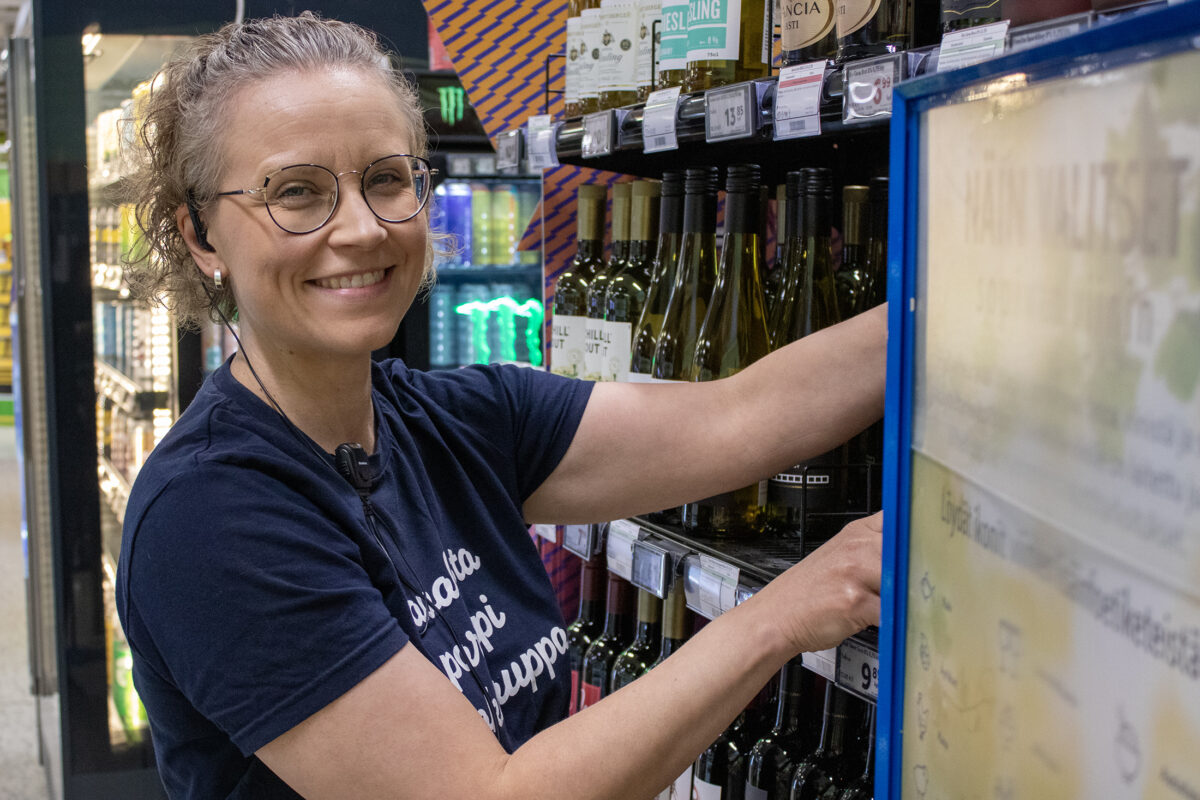 Akaalaisesta ruokakaupasta ostetaan nyt aiempaa enemmän viinejä – Kauppias Hanna Salminen kertoo, miten uusi alkoholilaki näkyy kaupan arjessa