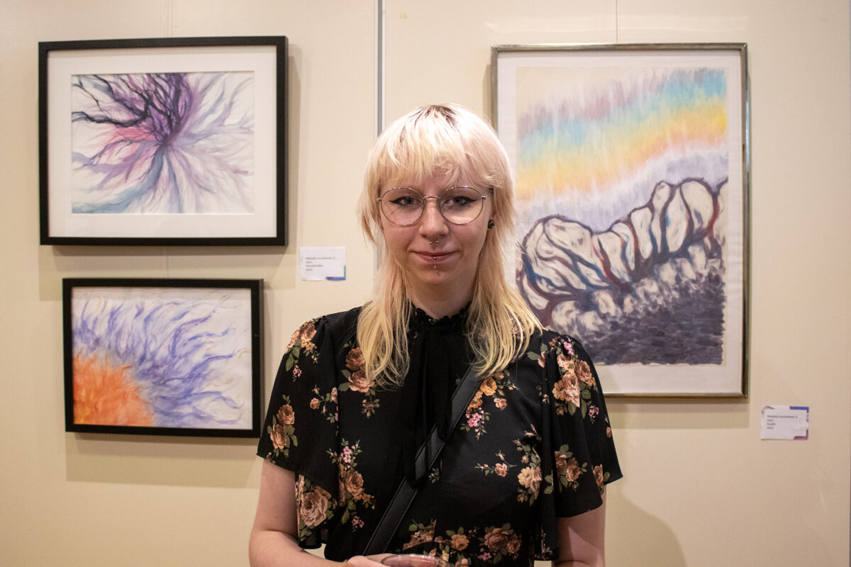 Sateenkaaren alla -näyttely paljastaa taiteen avulla nuorten mielenmaiseman – Teokset kertovat seksuaali- ja sukupuolivähemmistöjen tarinaa