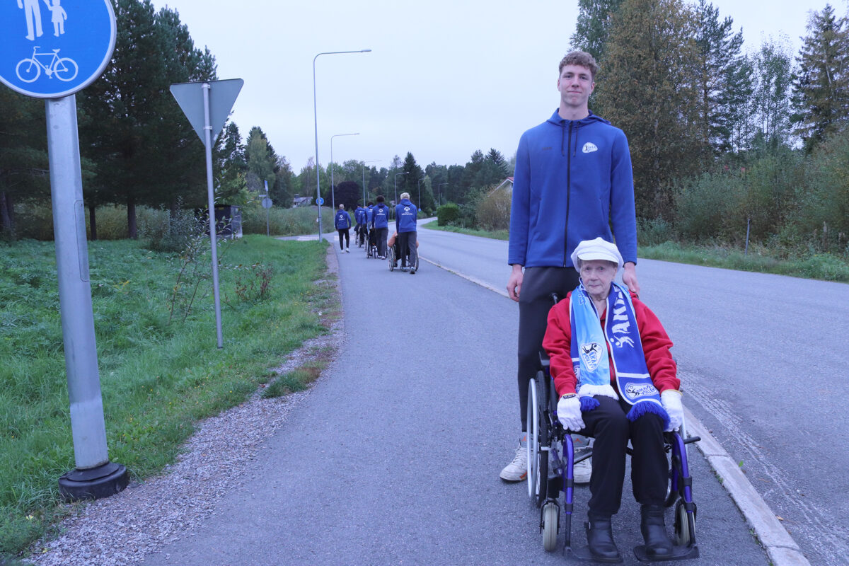 Akaa-Volleyn Antti Taponen lähti 84-vuotiaan lentopallofanin kanssa ulkoilemaan – Elli Siren odottaa suosikkijoukkueeltaan kultaa