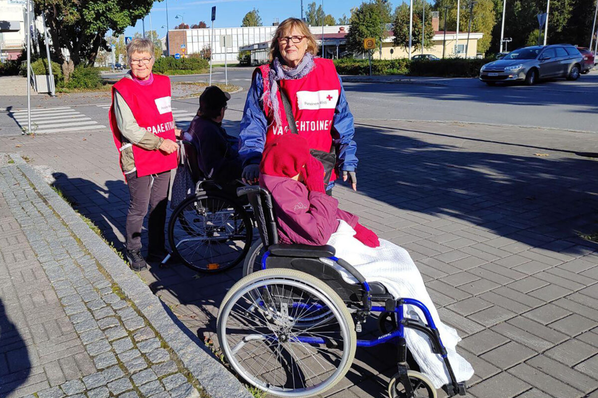 SPR Akaan osasto on ulkoiluttanut tänä vuonna jo yli 400 vanhusta – ”Vapaaehtoistoiminta ottaa vähän ja antaa paljon”