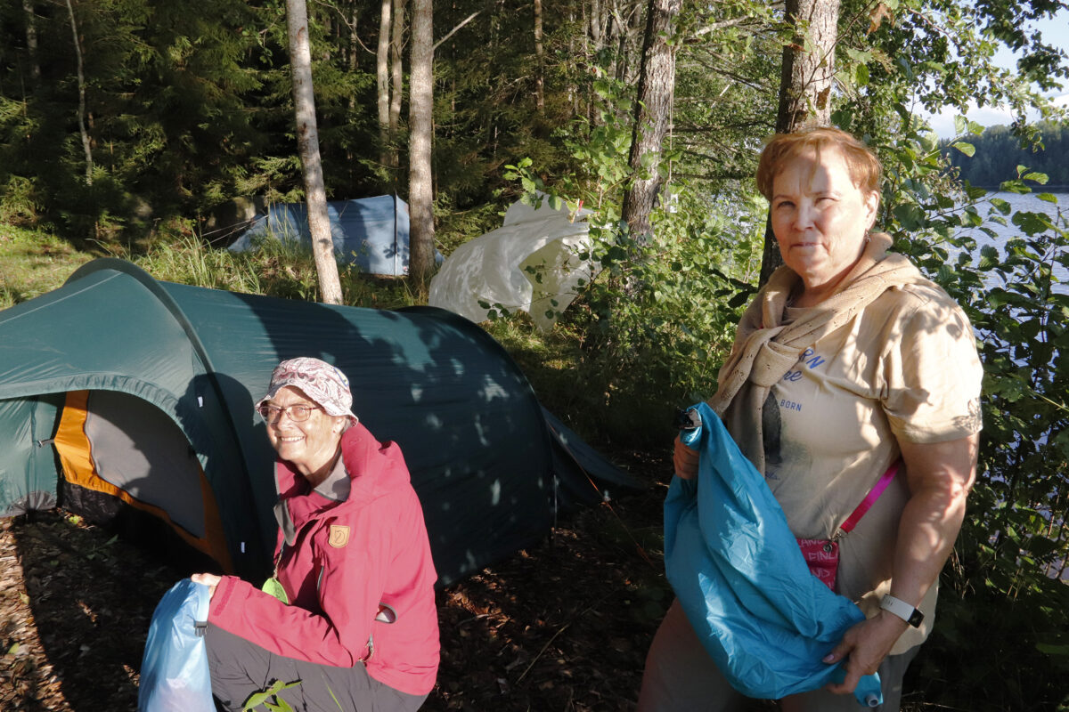 Arajärvelle nousi telttoja kuin sieniä sateella – ”Täällä laskee verenpainekin”