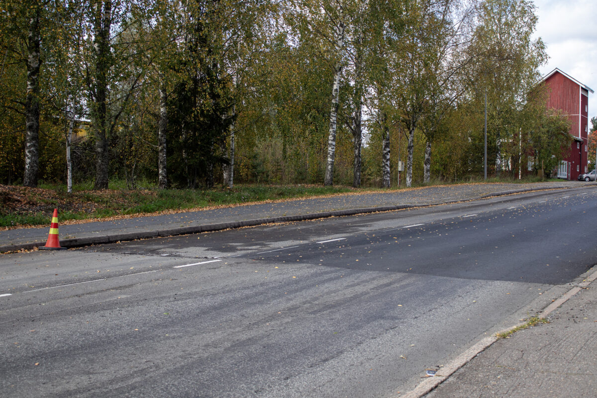 ”Päällyste ei täyttänyt laatuvaatimuksia” – Käyttäjät huomasivat Hämeentien uuden päällysteen epätasaisuuden välittömästi asfaltoinnin jälkeen