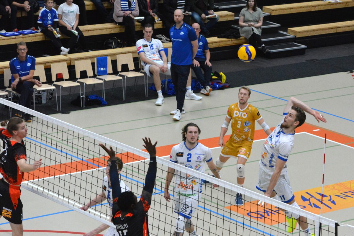 Akaa-Volley hallitsi kotiareenaa suvereenisti