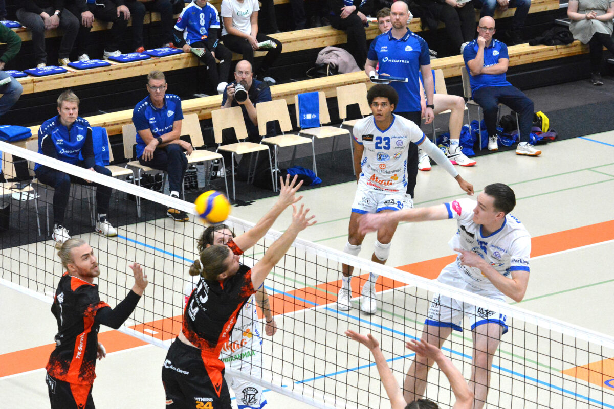 Akaa-Volley etenee ilman erätappioita